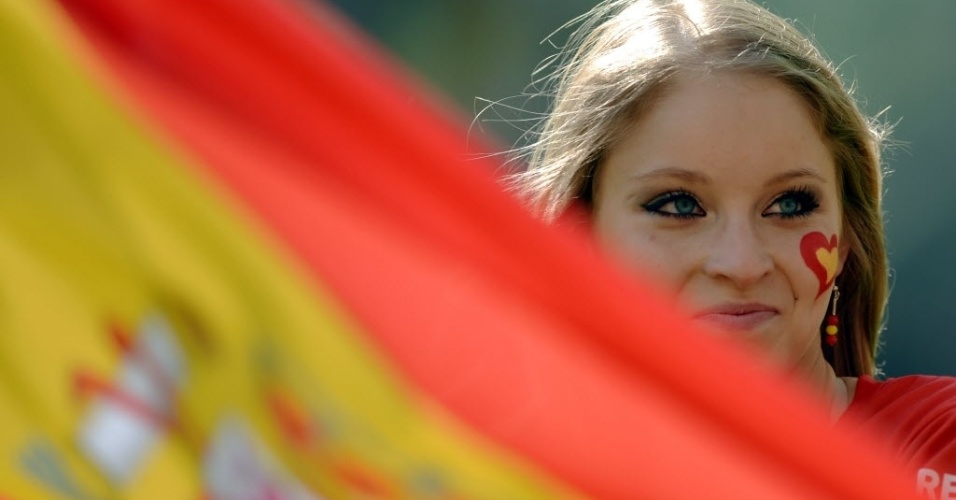 10.jun.2012 - Torcedora espanhola aguarda pela partida entre Espanha e Itália na abertura do Grupo C da Eurocopa
