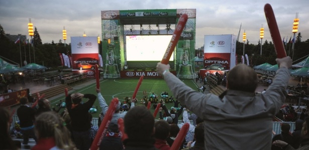 Torcedores assistem à jogo da Euro-2012 em telão armado na Rússia