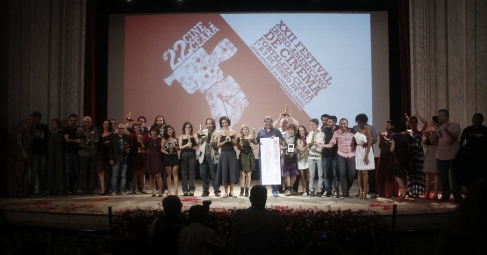 Vencedores do Cine Ceará sobem ao palco do Teatro Municipal José de Alencar, em Fortaleza, para o encerramento o festival (9/6/12) - Philippe Lima/AgNews