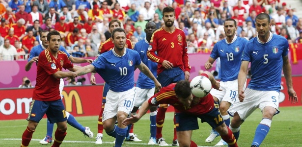 Itália e Espanha se enfrentaram na streia da Euro-2012 e ficaram no empate por 1 a 1