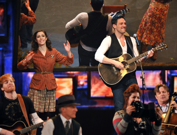 Atores apresentam cena de musical "Once", no Tony Awards (10/6/12) - AP