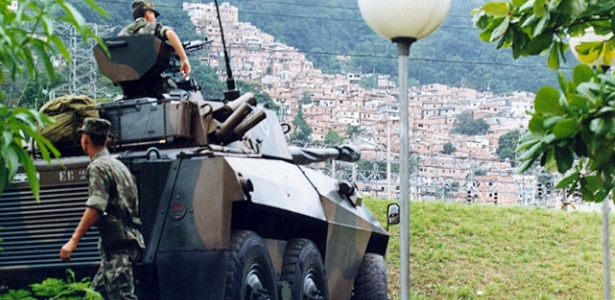 Tanque direcionado para Rocinha, durante a ECO92 -  Luciana Whitaker/Folhapress