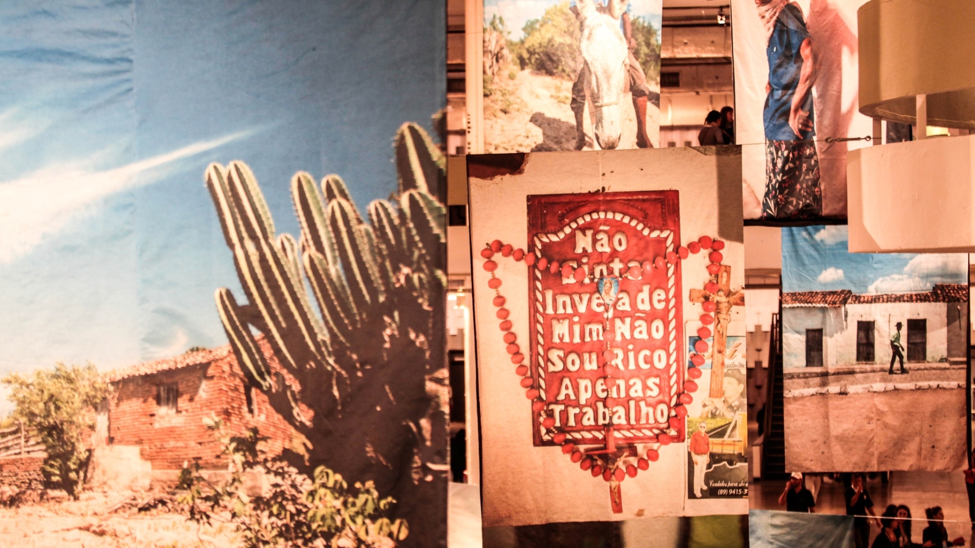 Exposição na entrada do SPFW Verão 2013 - 1 - Flavio Florido/UOL