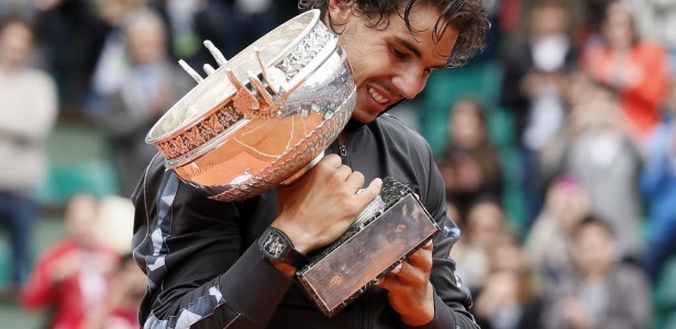 Rafael Nadal recebe pela sétima vez na carreira a taça de Roland Garros - AFP PHOTO / PATRICK KOVARIK