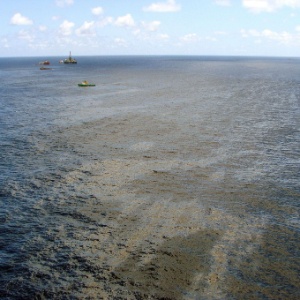 Imagem mostra barcos limpando vazamento de petróleo da plataforma da Chevron na bacia de Campos  - AFP/Agência Nacional do Petróleo 
