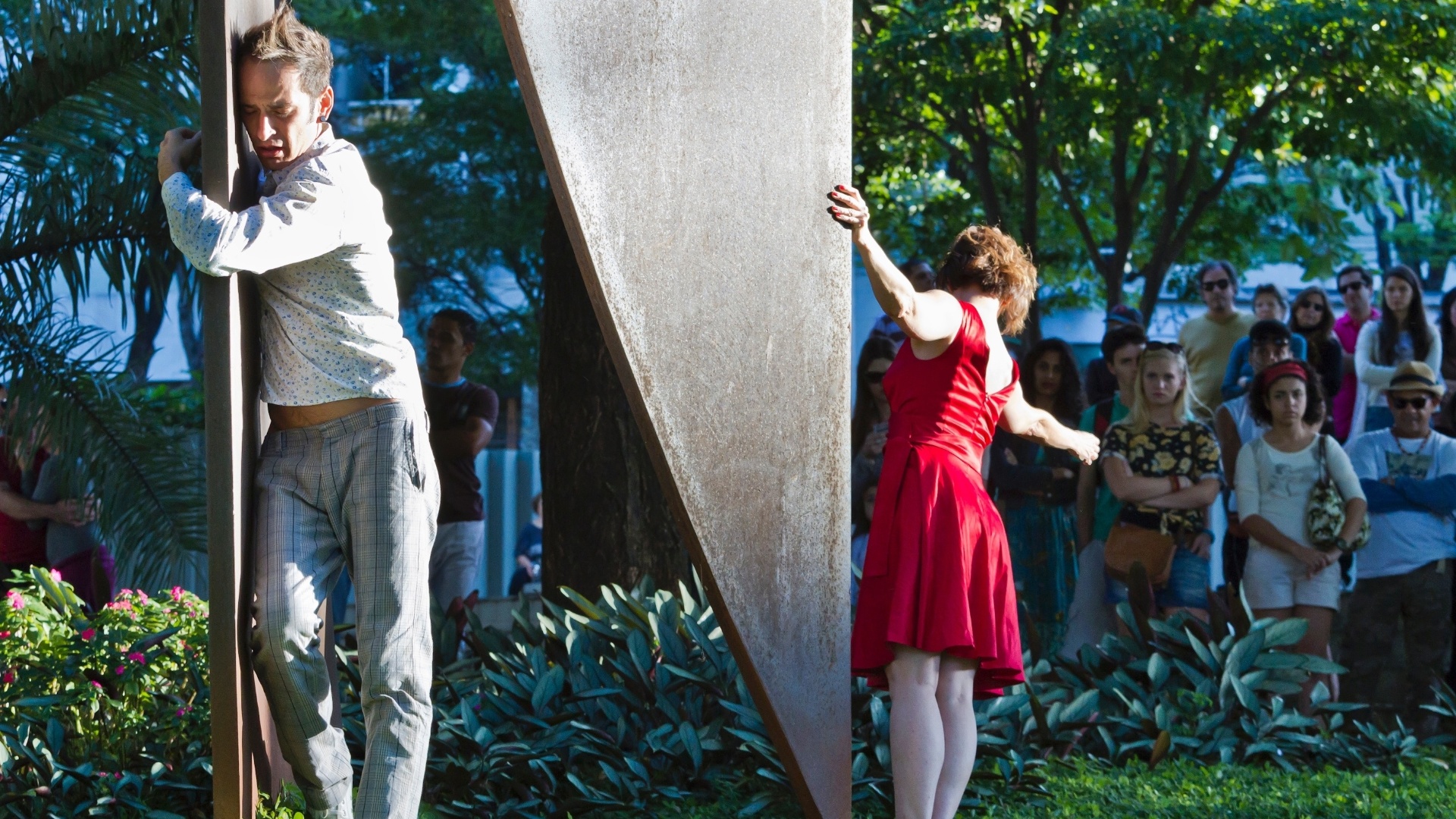 O grupo Quik Cia de Dança, de Minas Gerais, apresenta a peça "Ressonâncias", na Praça Renato Azeredo (10/6/12) - Marco Aurélio Prates