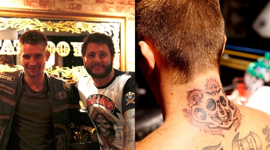 O modelo Alvaro Jacomossi (esq), ex-marido da top Isabeli Fontana, fez uma tatuagem em um estúdio em São Paulo (11/6/12)