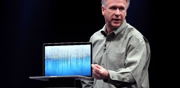 Phil Schiller, vice-presidente de produtos da Apple, mostra nova versão do computador portátil MacBook Pro durante evento de abertura da conferência de desenvolvedores da Apple - Justin Sullivan/Getty Images/AFP