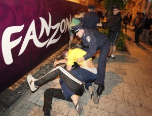 Russos estão entre os que mais causaram problemas aos policiais durante a Euro-2012