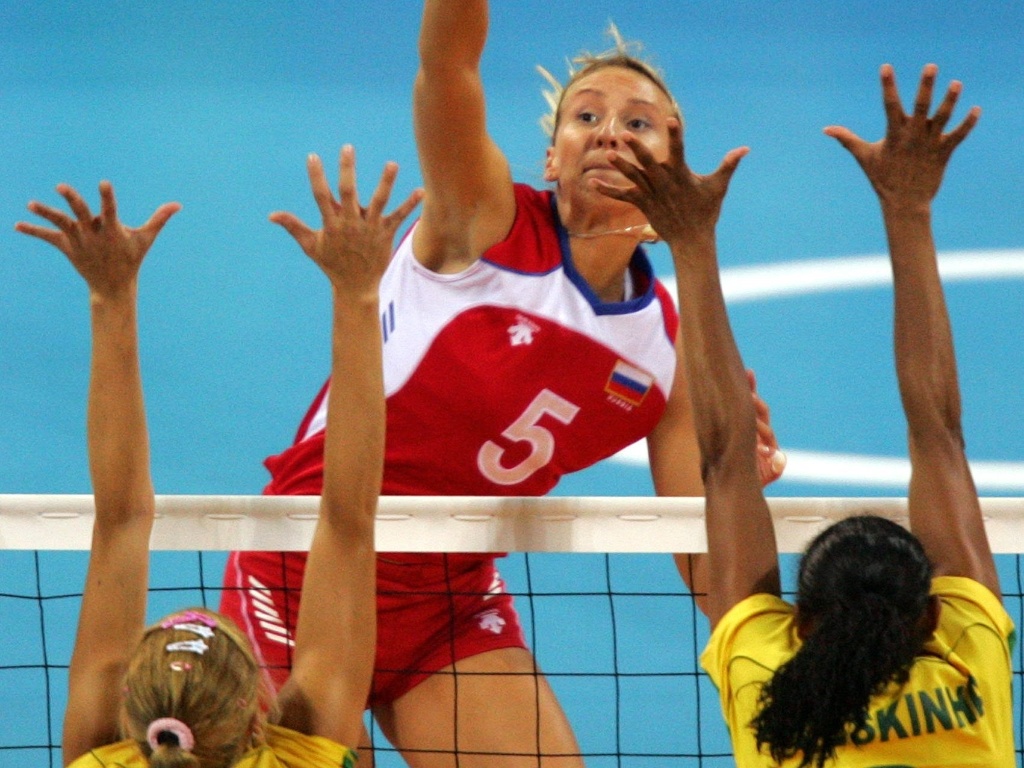 Russa Sokolova encara o bloqueio das brasileiras Érika e Valeskinha na semifinal do vôlei feminino nos Jogos Olímpicos de Atenas-2004 (26/08/2004)