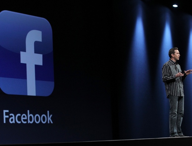 Scott Forstall, vice-presidente de software do iPhone, anuncia a integração do iOS com várias funções do Facebook - Justin Sullivan/Getty Images/AFP