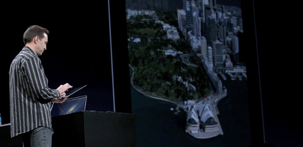 Scott Forstall, vice-presidente de software do iPhone, mostra o aplicativo de mapas do iOS 6 no WWDC 2012 - Justin Sullivan/Getty Images/AFP