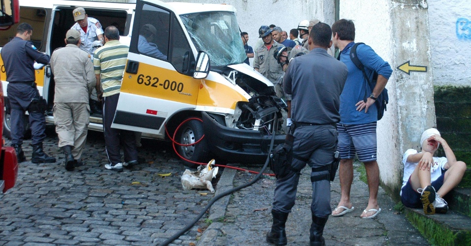 12.jun.2012 - Acidente com van deixa dois feridos no RJ