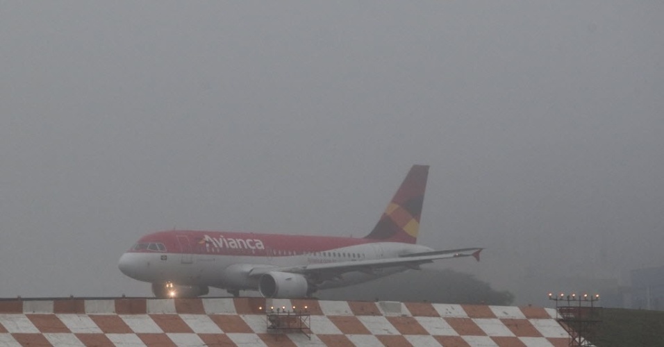 12.jun.2012 - Avião se posiciona na pista do Aeroporto de Congonhas nesta terça-feira (12). A neblina que cobre a cidade de São Paulo mantém o aeroporto fechado desde o início da noite