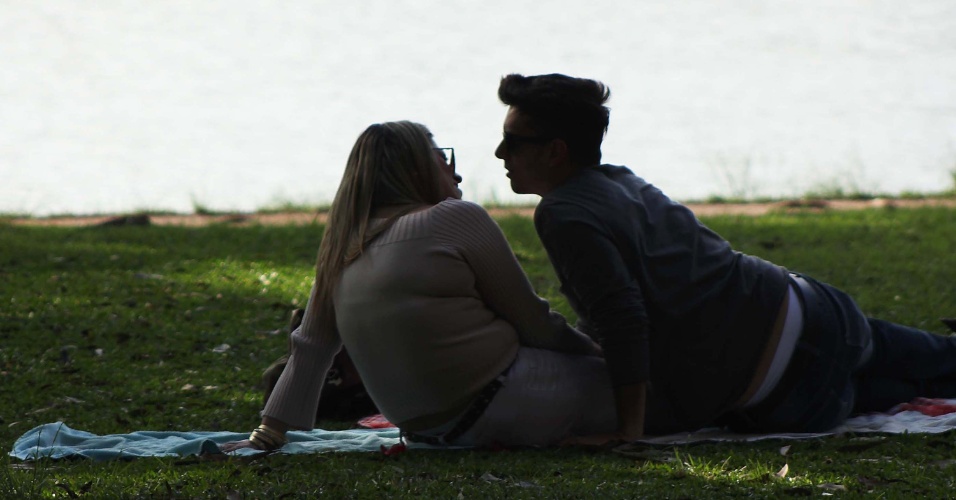 12.jun.2012 - Casal aproveita a tarde desta terça-feira (12), Dia dos Namorados, para namorar no Parque Ibirapuera, zona sul de São Paulo