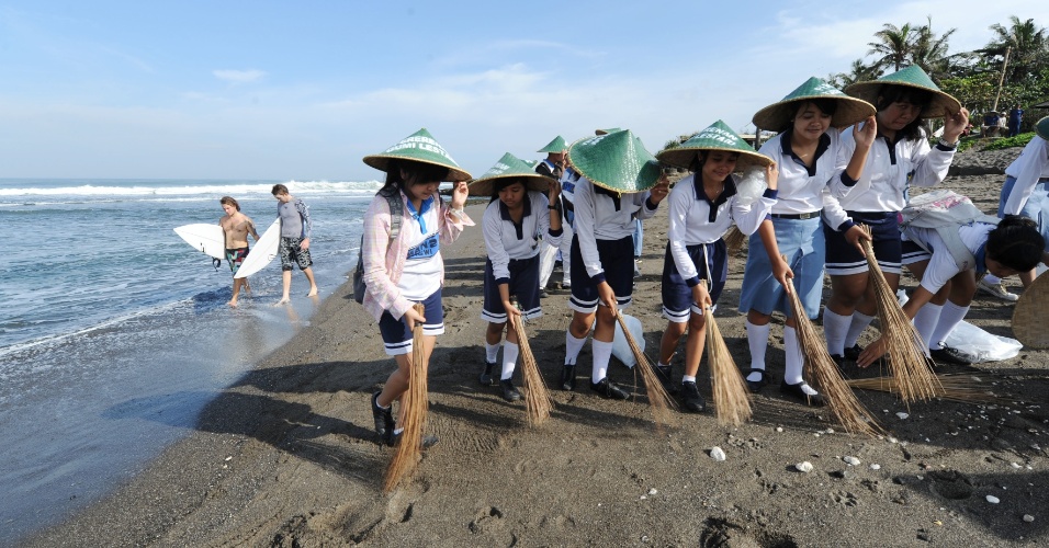 12.jun.2012 - Crianças participam de mutirão para limpeza da praia Echo, em Bali, na Indonésia
