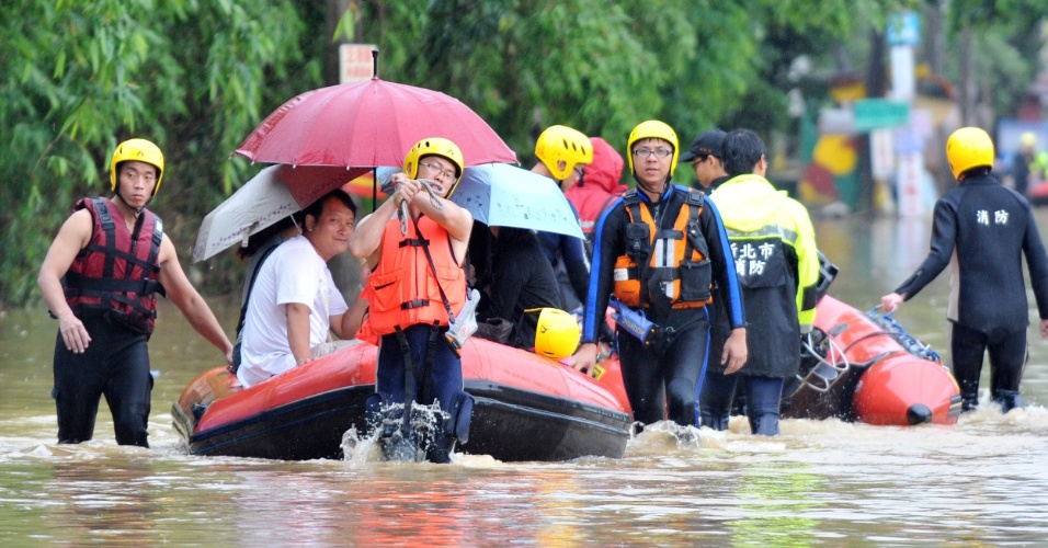 12.jun.2012 - Equipe de resgate utiliza botes para evacuar a area de Tucheng, na Cidade de Nova Taipei, em Taiwan