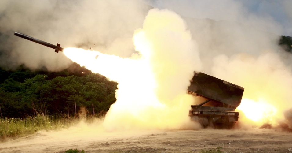 12.jun.2012 - Equipe norte-americana de artilharia dispara míssil durante exercício militar no vale de treinamento em Cheolwon-gun, na Coreia do Sul, em prevenção a possível ataque da Coreia do Norte