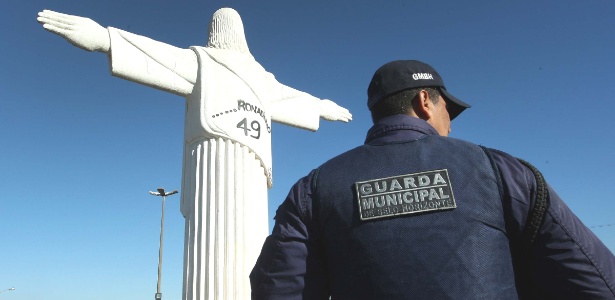 Estátua do Cristo, em BH, foi pichada com a grafia errada do nome de Ronaldinho - Léo Fontes/Futura Press