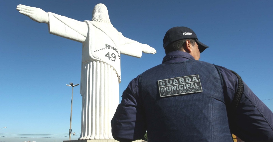 12.jun.2012 - Estátua do Cristo Redentor em bairro de Belo Horizonte é pichada com número 49, de Ronaldinho Gaúcho 