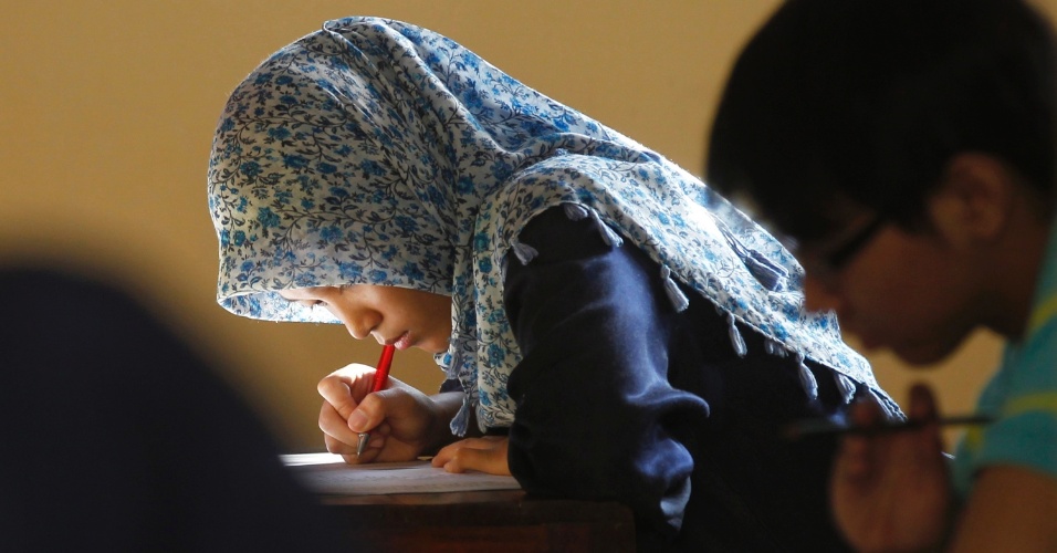 12.jun.2012 - Estudantes participam de exame para ingresso em universidade estatal em Jacarta, na Indonésia