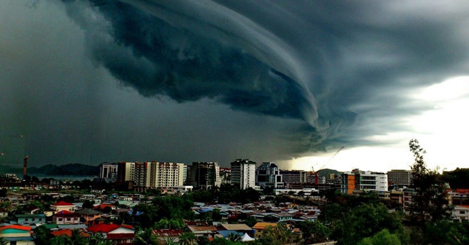 12.jun.2012 - Foto feita com telefone celular mostra nuvem em formação no céu da cidade de Kota Kinabalu, capital do estado de Sabah, na Malásia, nesta terça-feira