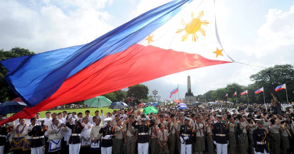 12.jun.2012 - Marinheiros balançam bandeira da 114ª celebração do Dia da Independência das Filipinas em Manila