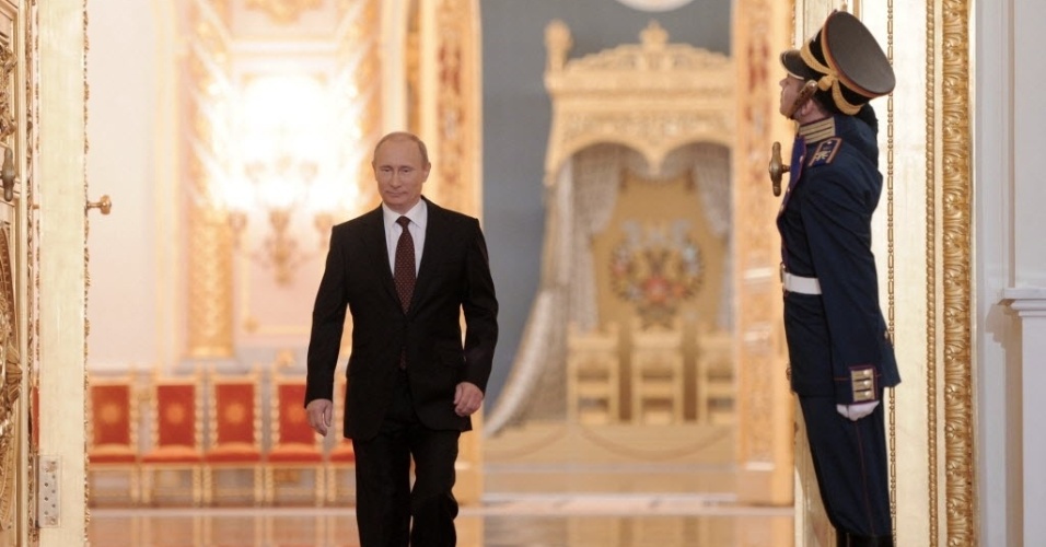 12.jun.2012 - O presidente russo, Vladimir Putin, é saudado por guarda no Kremlin, em Moscou, durante a celebração de feriado no Dia da Rússia. Cerca de 20 mil pessoas aproveitaram a data para protestar contra Putin