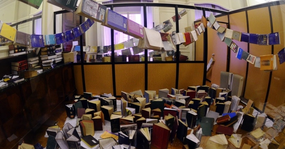 12.jun.2012 -  Parte dos 11 mil livros que foram danificados durante um vazamento na biblioteca pública Esteban Echeverria, em Buenos Aires, são colocados para secar. A biblioteca é uma das mais importantes da Argentina e conta mais de 32 mil títulos