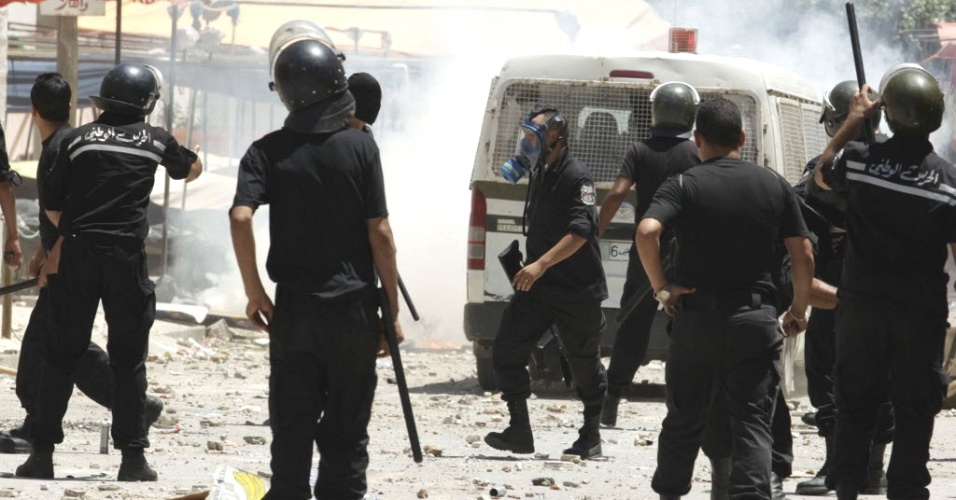 12.jun.2012 - Policiais perseguem manifestantes em Túnis, capital da Tunísia