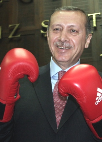 12.jun.2012 - Premiê turco, Tayyip Erdogan, posa para foto com luvas de boxe