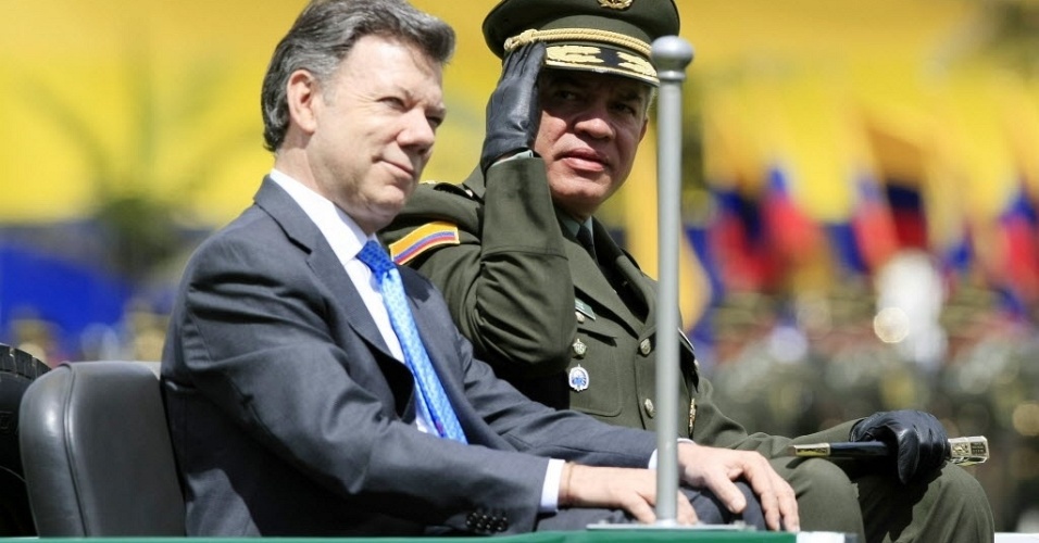 12,jun.2012 - Presidente da Colômbia, Juan Manuel Santos (esquerda) e o diretor da Polícia Nacional da Colômbia, José Roberto León Riaño