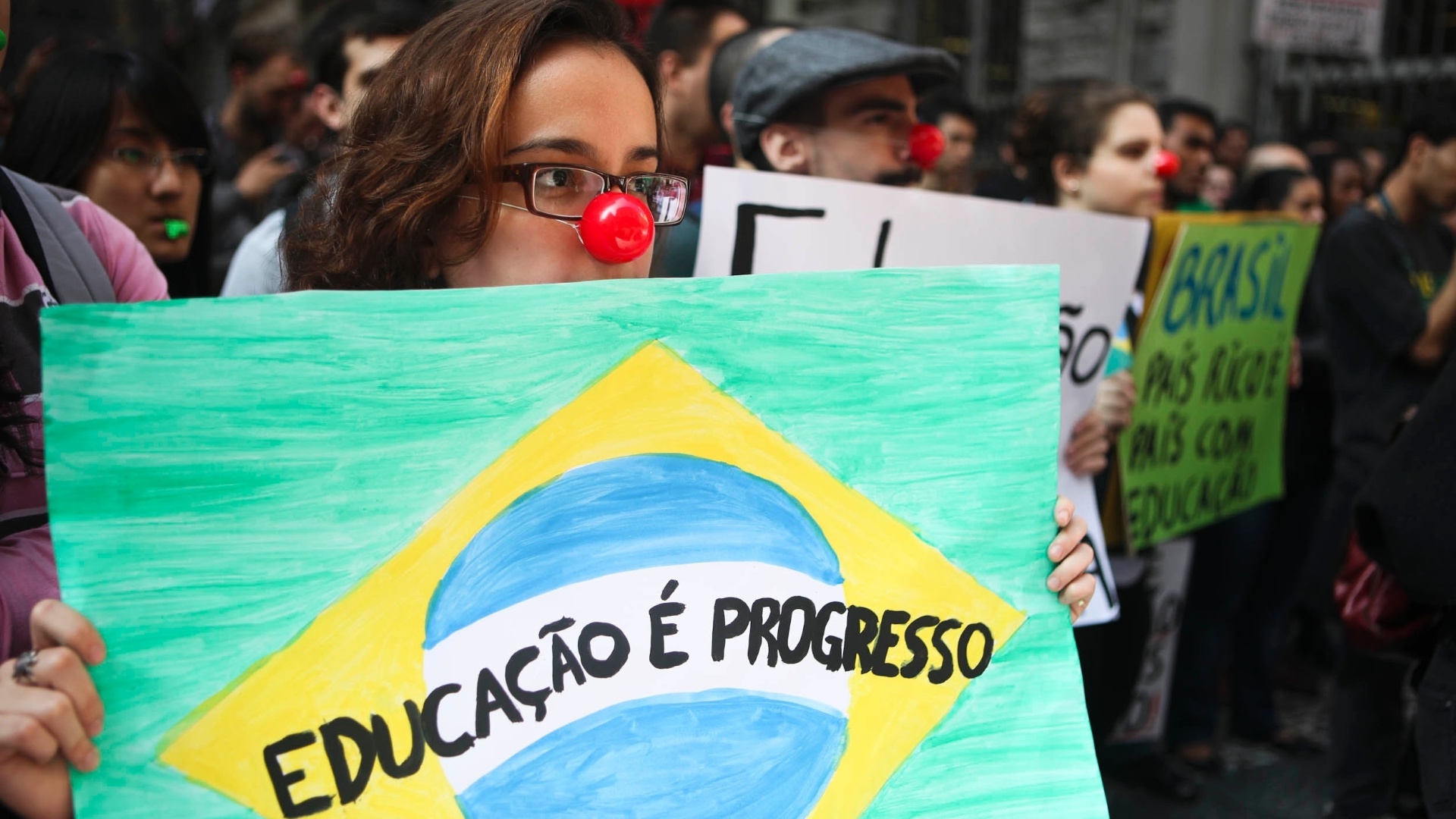 12.jun.2012 - Professores, servidores e estudantes da UFABC (Universidade Federal do ABC) e da Unifesp (Universidade Federal de São Paulo) fizeram nesta terça-feira um novo protesto nas ruas do centro de São Paulo. Professores de pelo menos 48 universidade federais estão em greve por todo o país, além de cinco institutos federais de ensino - Fernando Donasci/UOL