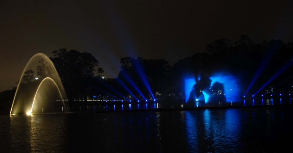 12.jun.2012 - Projeções românticas e coloridas iluminam a fonte do Parque do Ibirapuera, em São Paulo, na noite desta terça-feira (12). O espetáculo é de graça e pode ser assistido em duas sessões diárias, às 20h30 e às 21h, até o dia 17