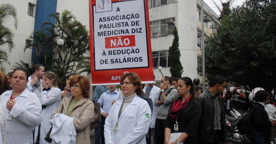 12.jun.2012 - Protesto de médicos contra a MP 568, na região da Vila Mariana, zona sul de São Paulo