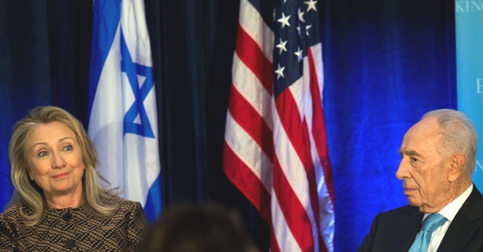 12.jun.2012 - Secretária de Estado dos EUA, Hillary Clinton (esquerda), e presidente de Israel, Shimon Peres