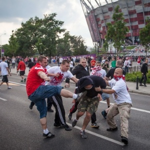 Torcedores poloneses e russos entraram em conflito antes das seleções dos dois países se enfrentarem pela Eurocopa 2012 - Wojtek Radwanski/AFP