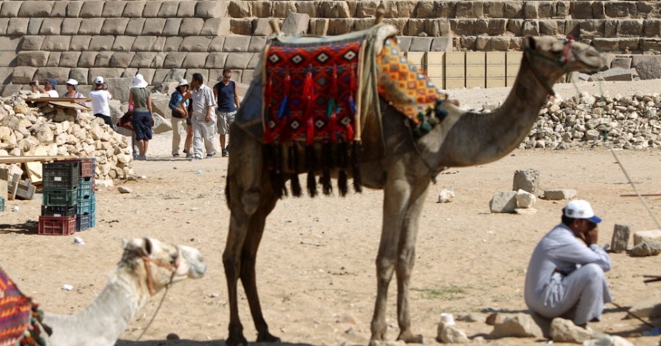 12.jun.2012 - Turistas (ao fundo) passeiam por pirâmides históricas de Giza, ao sul do Cairo, capital do Egito