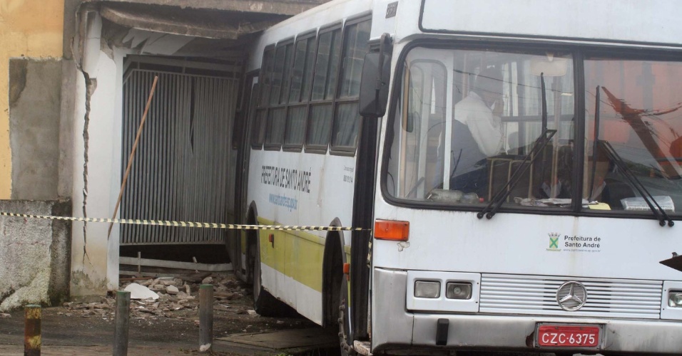 12.jun.2012 - Um ônibus da prefeitura, usado para serviços de manutenção, invadiu uma casa na rua Buriti, no bairro Vila Linda, em Santo André, na Grande São Paulo, nesta terça-feira