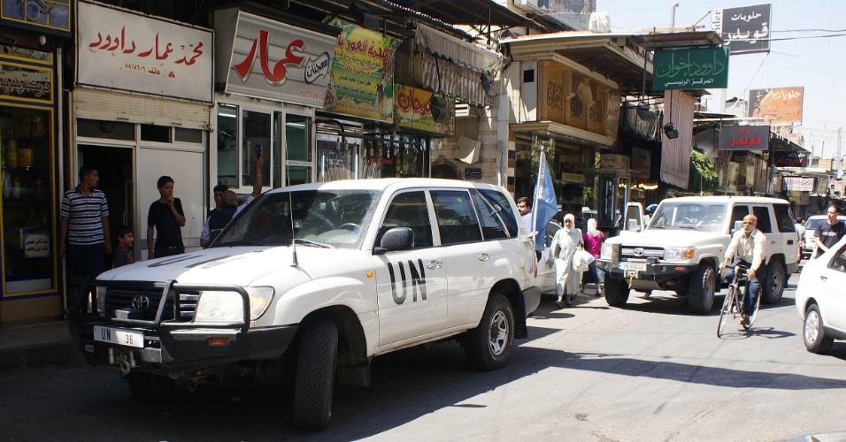 12.jun.2012 - Observadores da ONU fazem visita ao mercado Al Midan, em Damasco, capital da Síria