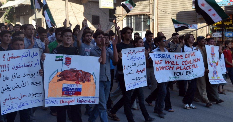 12.jun.2012 - Sírios protestam contra o regime do ditador Bashar al Assad em Kraf Nubul, perto de Idlib, na Síria