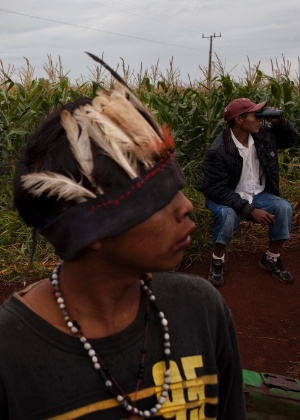 Índios vistoriam entrada de acampamento após morte de cacique em Aral Moreira, no Mato Grosso do Sul  - Mauricio Lima / The New York Times