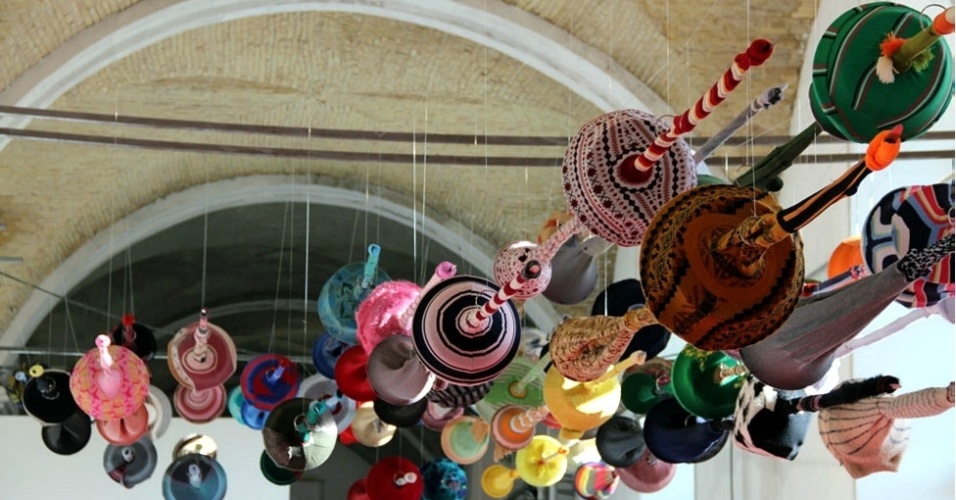 A capital da Ucrânia, Kiev, sedia até 31 de julho sua primeira bienal internacional de arte contemporânea, que ocorre em um antigo depósito de armas soviético. O local, ainda em reformas, está se transformando em um centro cultural - Roman Lebed / BBC Ucrânia