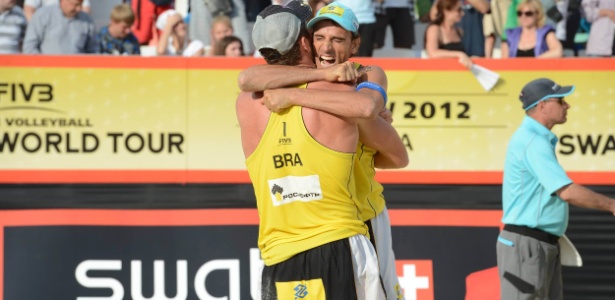 Alison (de costas) e Emanuel comemoram vitória sobre holandeses e título da etapa de Moscou