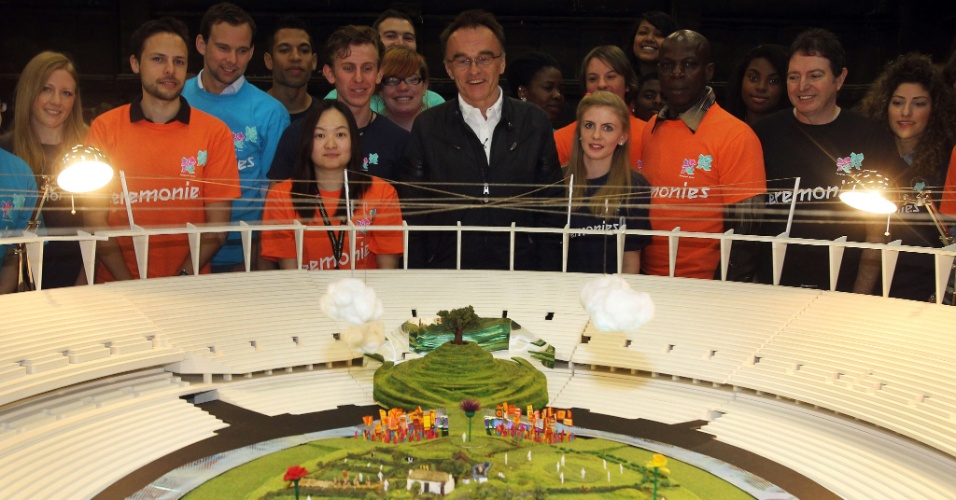 Com a presença do diretor Danny Boyle (c), o Comitê Organizador dos Jogos Olímpicos de Londres-2012 apresentou nesta terça-feira uma maquete com os primeiros detalhes da cerimônia de abertura do evento