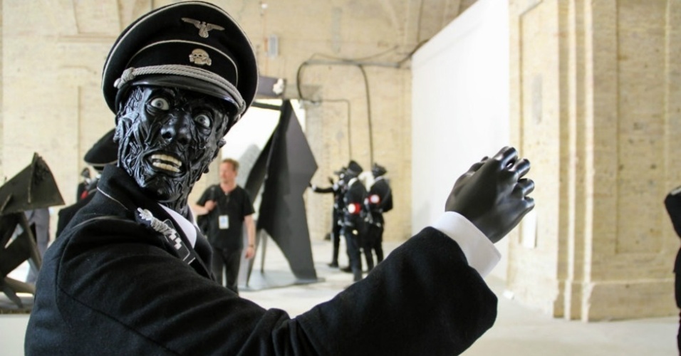 "Damn Dinosaurs" ("Malditos Dinossauros"), dos britânicos Jake e Dinos Chapman, consiste em dezenas de manequins vestindo uniformes nazistas - Roman Lebed / BBC Ucrânia
