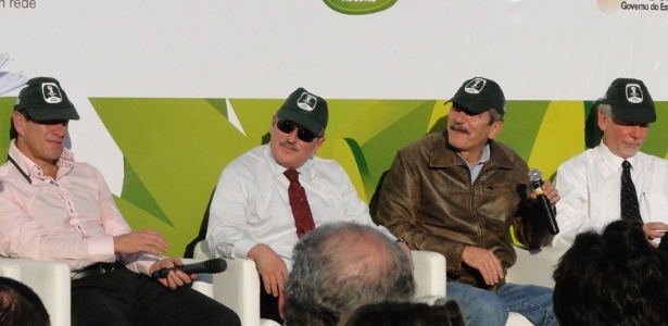 Dunga, governador Tarso Genro, ministro Aldo Rebelo e prefeito Fortunati no evento no estádio Beira-Rio