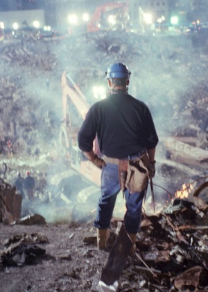 Ferreiro faz uma pausa durante o trabalho de buscas de corpos nos escombros do World Trade Center, em Nova York, em dezembro de 2001 - Edward Keating / The New York Times
