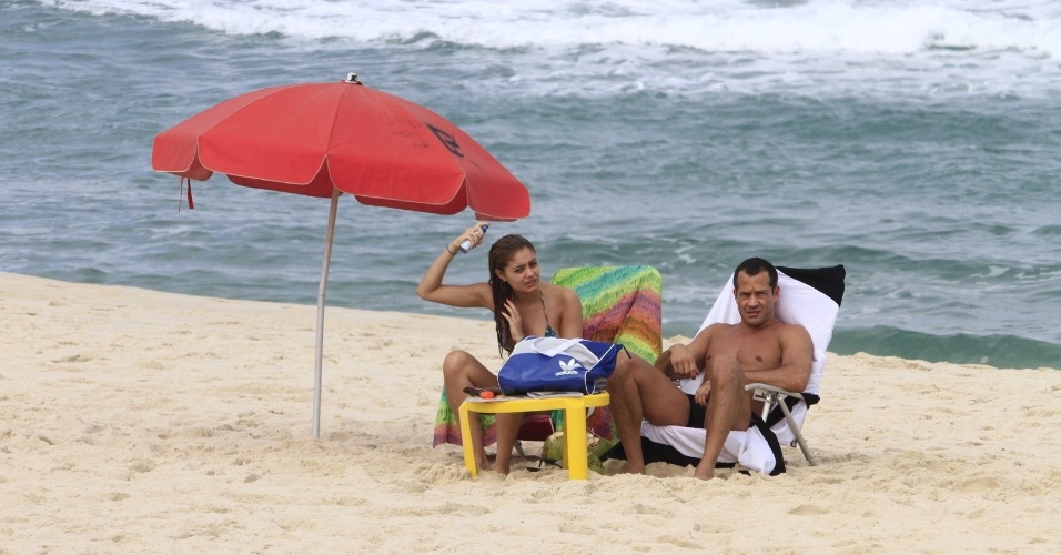 Malvino Salvador e Sophie Charlotte curtiram o Dia dos Namorados na praia da Barra da Tijuca, zona oeste od Rio (12/6/12)