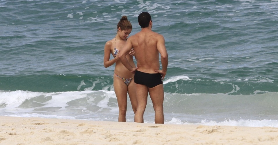 Malvino Salvador e Sophie Charlotte foram à praia da Barra da Tijuca, zona oeste do Rio (12/6/12)